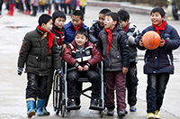 同學就是手足！安徽一男孩患病無法行走 被照顧7年