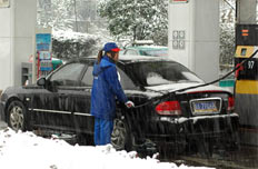 中石化加油工每天20萬(wàn)次提起加油槍