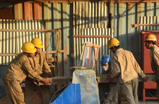 中石油員工幫助緬甸馬德島居民用上自來(lái)水