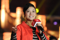 著名青年歌唱家、二炮文工團副團長陳思思傾情表演