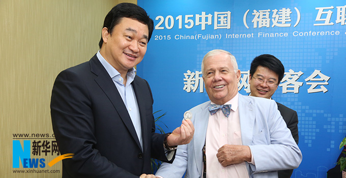 羅杰斯參加思客會，與新華網(wǎng)董事長、總裁田舒斌親切交談。