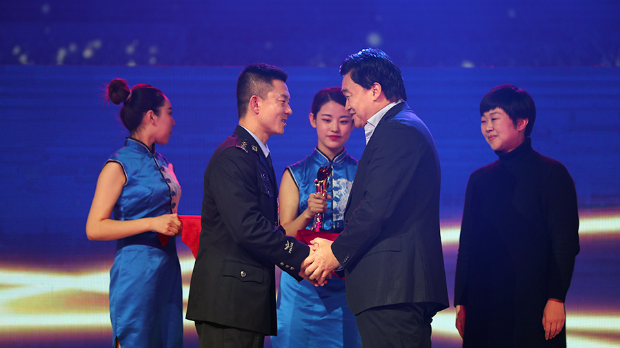 田舒斌為&ldquo;特殊力量&rdquo;王培頒獎(jiǎng)