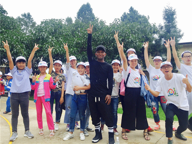 e創(chuàng)公益大使與志愿者、小朋友一起鄉(xiāng)村運(yùn)動(dòng)會(huì)