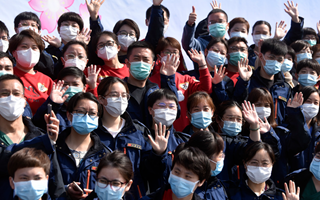 稟父老：樓蘭破，人平安，白衣戰(zhàn)士把家還！