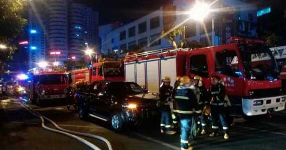 ?？诩瘟甏髲B電纜井起火 玻璃掉落致1人重傷