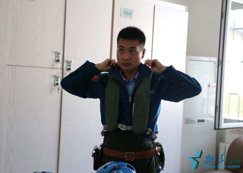 &uarr;資料圖片：張超嚴格按規(guī)定著裝參加飛行訓(xùn)練。