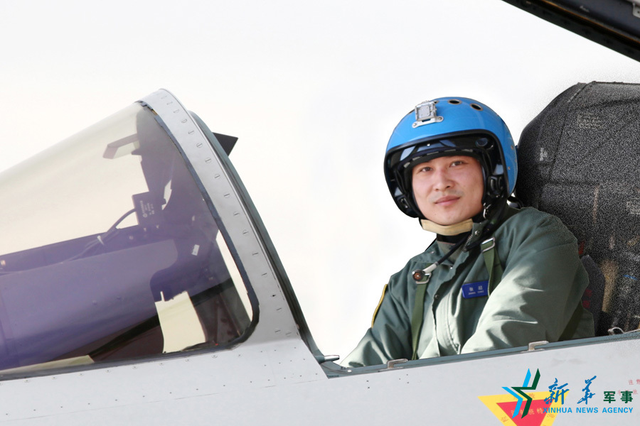 &uarr;戰(zhàn)機上準備起飛的張超。