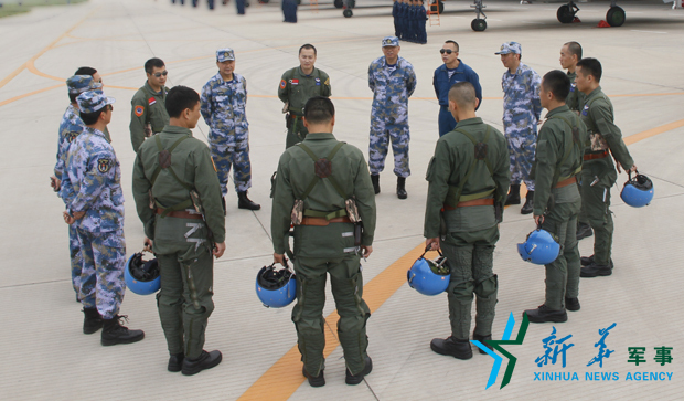 飛行后，黨委班子現(xiàn)場講評飛行情況。