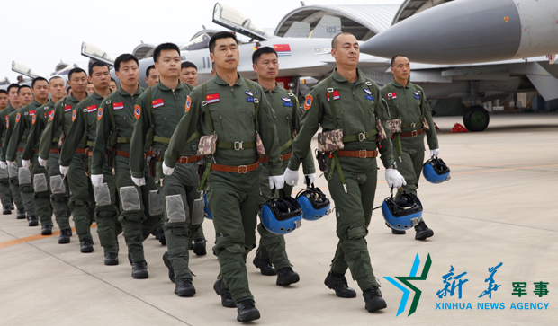 飛行員列隊進場。