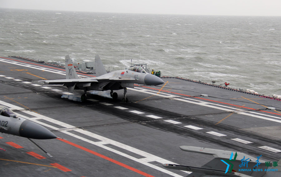 &uarr;資料圖片：艦載戰(zhàn)斗機(jī)下落著艦瞬間。