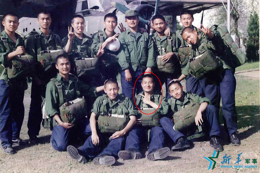 &uarr;資料圖片：張超跳傘前合影留念。