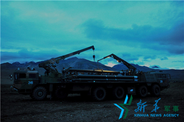 &uarr;昏暗條件下錘煉官兵火箭彈調(diào)裝技能 。（宋來蕤攝）