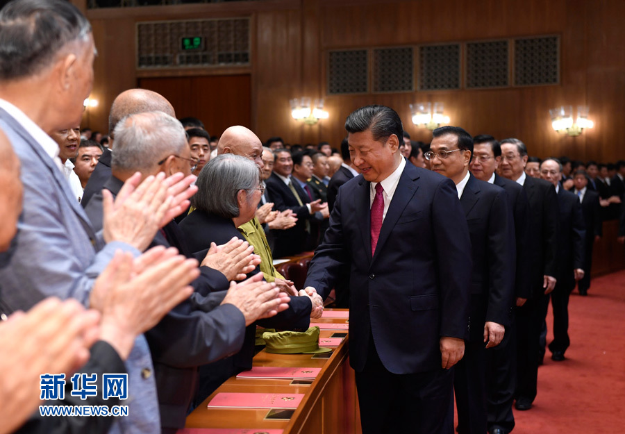 7月28日，慶祝中國(guó)人民解放軍建軍90周年文藝晚會(huì)《在黨的旗幟下》在北京人民大會(huì)堂舉行。中共中央總書(shū)記、國(guó)家主席、中央軍委主席習(xí)近平和李克強(qiáng)、張德江、俞正聲、劉云山、王岐山、張高麗等黨和國(guó)家領(lǐng)導(dǎo)人，與首都3000多名各界群眾一起觀看演出。演出開(kāi)始前，習(xí)近平等與老戰(zhàn)士、老同志代表和&ldquo;八一勛章&rdquo;獲得者親切握手。新華社記者 李學(xué)仁 攝