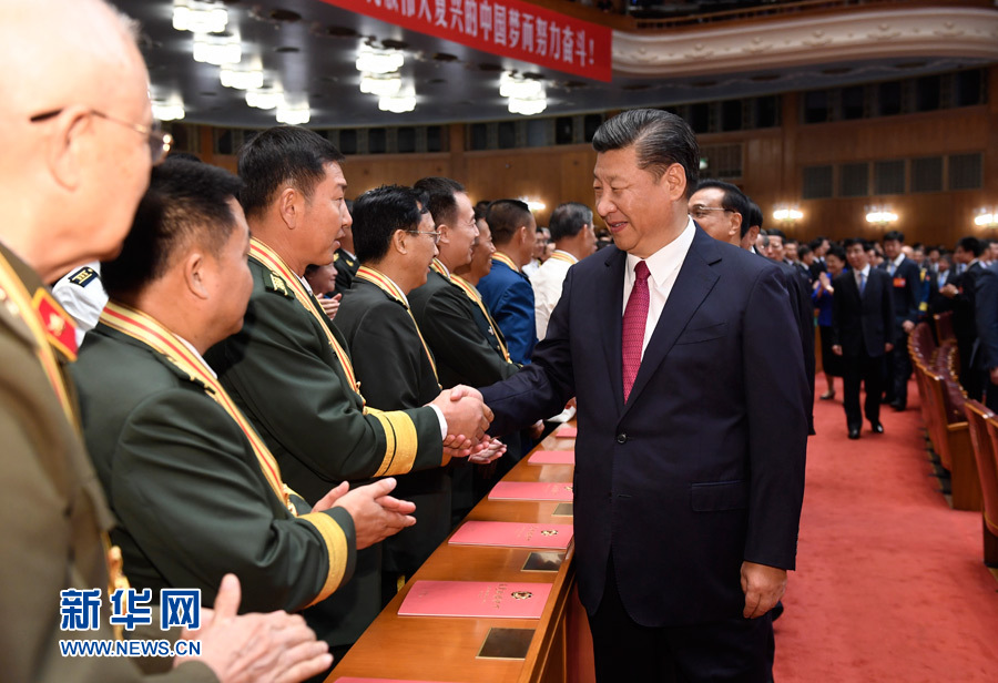 7月28日，慶祝中國(guó)人民解放軍建軍90周年文藝晚會(huì)《在黨的旗幟下》在北京人民大會(huì)堂舉行。中共中央總書(shū)記、國(guó)家主席、中央軍委主席習(xí)近平和李克強(qiáng)、張德江、俞正聲、劉云山、王岐山、張高麗等黨和國(guó)家領(lǐng)導(dǎo)人，與首都3000多名各界群眾一起觀看演出。演出開(kāi)始前，習(xí)近平等與老戰(zhàn)士、老同志代表和&ldquo;八一勛章&rdquo;獲得者親切握手。新華社記者 李學(xué)仁 攝
