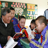 喬安山給小學(xué)生講雷鋒的故事。