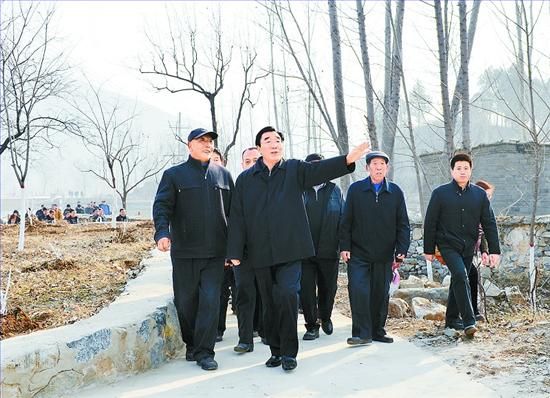 11月27日，省委書(shū)記、省人大常委會(huì)主任張慶黎到加強(qiáng)基層建設(shè)年活動(dòng)聯(lián)系點(diǎn)淶水縣悟空寺村看望慰問(wèn)村民，向當(dāng)?shù)馗刹咳罕娦v黨的十八大精神。這是張慶黎在悟空寺村詳細(xì)了解村容村貌的建設(shè)情況。郭昭 攝