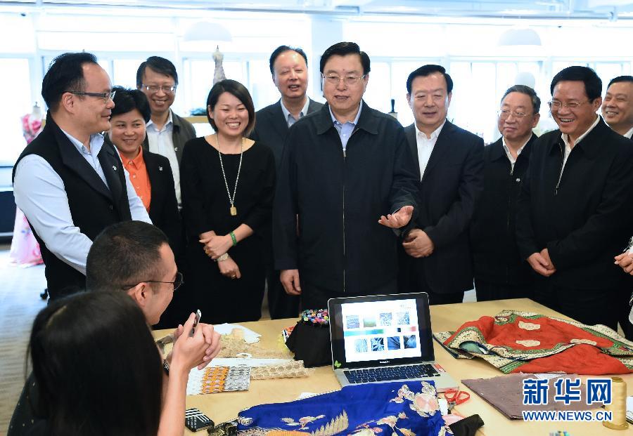 5月8日至11日，中共中央政治局常委、全國(guó)人大常委會(huì)委員長(zhǎng)張德江在浙江調(diào)研。這是5月9日，張德江來(lái)到位于嘉興市的雅瑩服裝有限公司，了解公司的服裝設(shè)計(jì)、生產(chǎn)和銷售情況。新華社記者 馬占成 攝 