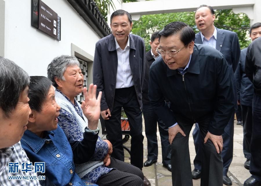 這是5月10日，張德江來(lái)到杭州市小營(yíng)街道調(diào)研，并與市民親切交談。新華社記者 馬占成 攝 