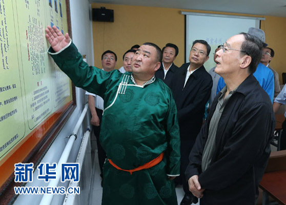 這是7月3日，王岐山在巴彥德力格爾嘎查&ldquo;兩委&rdquo;活動(dòng)室了解基層黨建情況。新華社記者 龐興雷 攝