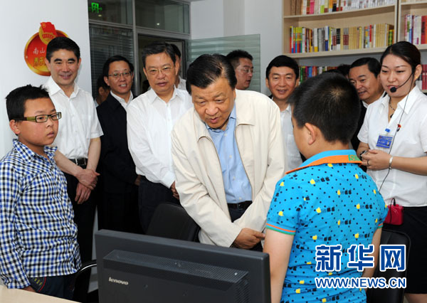 7月17日至19日，中共中央政治局常委、中央書記處書記劉云山在青海調(diào)研。這是7月18日，劉云山在西寧市南山西社區(qū)調(diào)研。 新華社記者饒愛民 攝