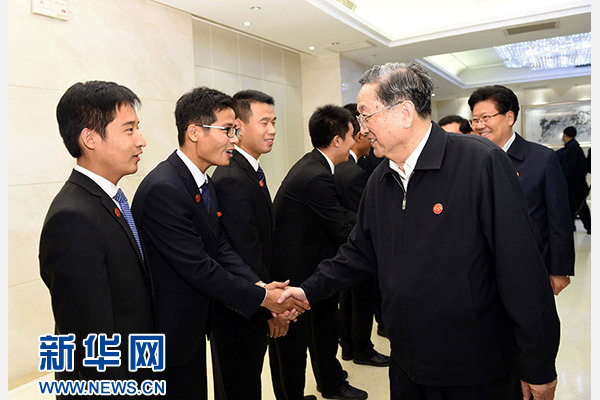 這是俞正聲會(huì)見(jiàn)在喀什地區(qū)鄉(xiāng)鎮(zhèn)工作的內(nèi)地高校畢業(yè)生代表。新華社記者 饒愛(ài)民 攝