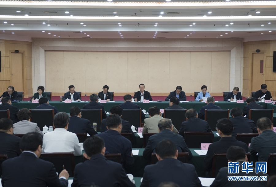 10月22日至23日，中共中央政治局常委、國務院副總理張高麗在山東調研扶貧工作情況。這是10月23日，張高麗在菏澤市主持召開扶貧工作座談會。 新華社記者 王曄 攝