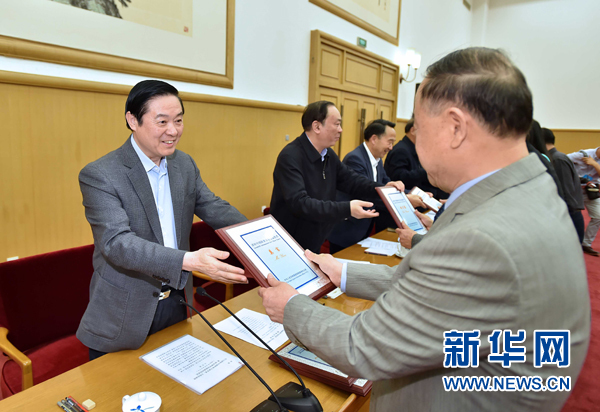 4月8日，中共中央政治局委員、中央書記處書記、中宣部部長劉奇葆在北京同講好中國故事專家學(xué)者、文化交流使者研討班學(xué)員座談。這是劉奇葆在座談會上向獲得講好中國故事文化交流使者稱號的代表頒發(fā)證書。新華社記者 李濤 攝