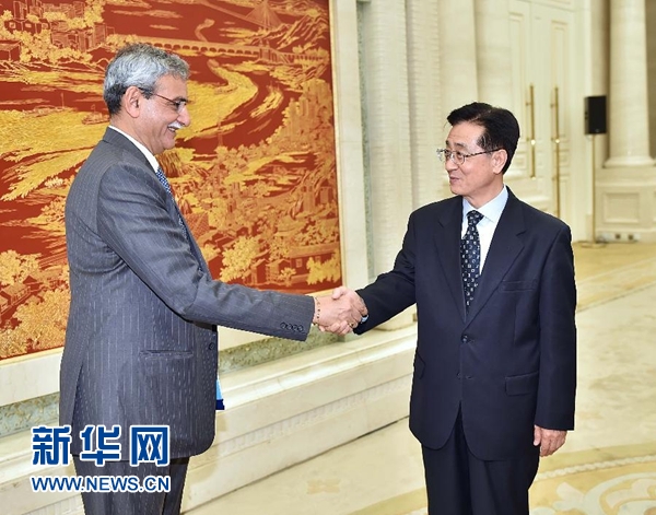 5月9日，中共中央書記處書記、中央紀(jì)委副書記趙洪祝在北京會見印度中央監(jiān)察委員會主席喬杜里。 新華社記者 李濤 攝