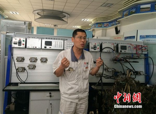 周勇在工作室介紹設(shè)備。中新網(wǎng) 邱宇攝