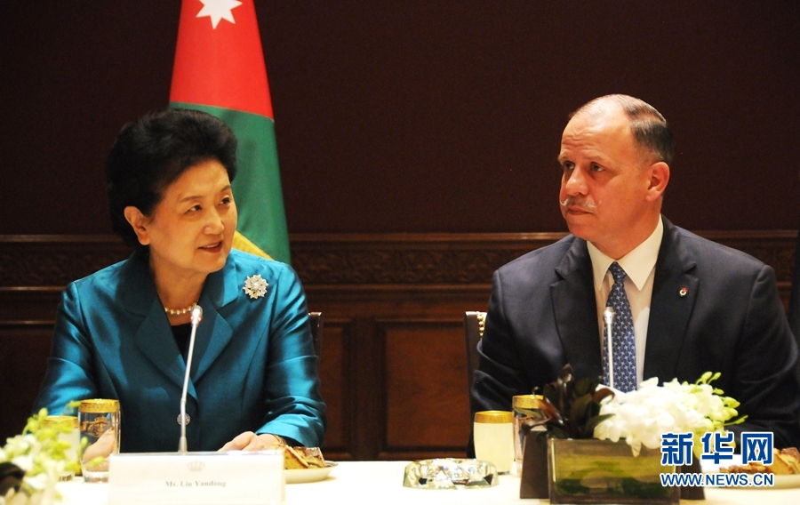 4月20日，在約旦首都安曼，約旦代國王費薩爾（右）會見中國國務(wù)院副總理劉延?xùn)|。 新華社記者林曉蔚攝