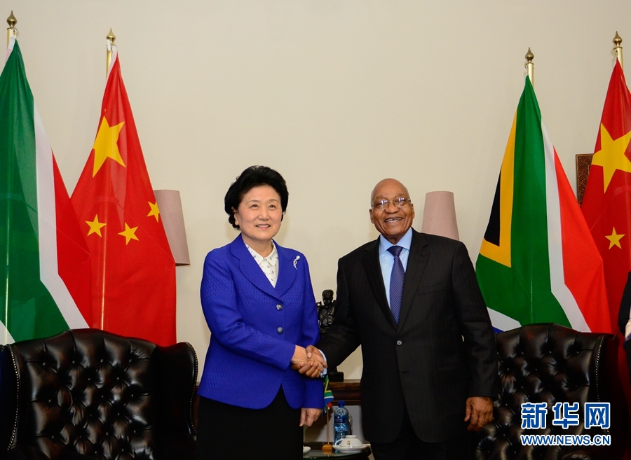 4月25日，南非總統(tǒng)祖馬（右）在比勒陀利亞總統(tǒng)官邸會見正在對南非進行正式訪問并出席中南高級別人文交流機制首次會議的中國國務院副總理劉延東。 新華社記者 翟健嵐 攝