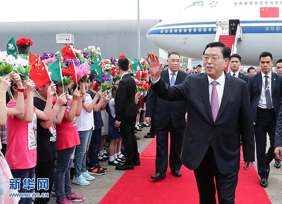 5月8日至10日，中共中央政治局常委、全國人大常委會委員長張德江視察澳門特別行政區(qū)。這是5月8日，張德江抵達澳門國際機場。 新華社記者龐興雷 攝 