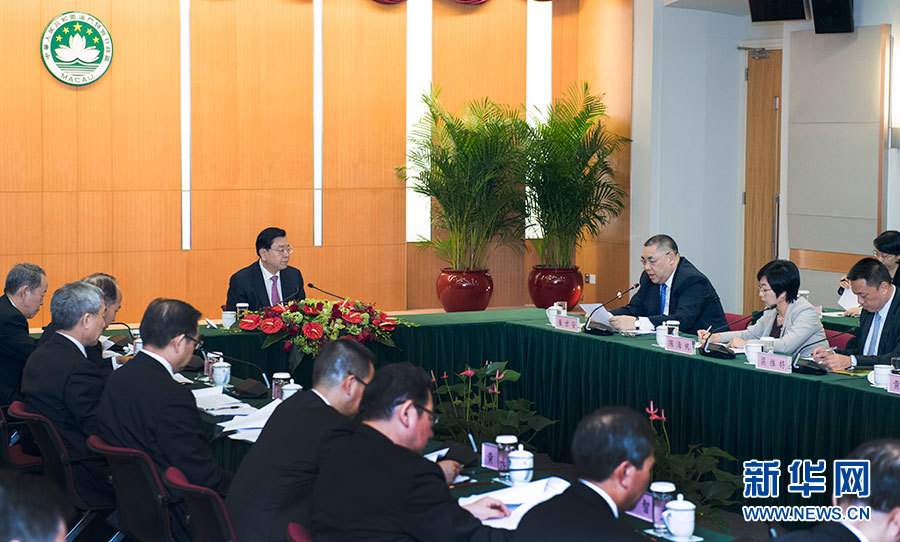 5月8日至10日，中共中央政治局常委、全國人大常委會委員長張德江視察澳門特別行政區(qū)。這是5月8日，張德江聽取澳門特別行政區(qū)政府工作匯報。新華社記者 李學仁 攝