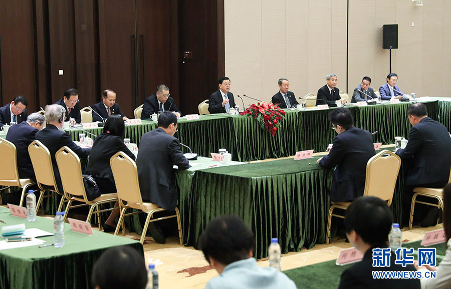 5月8日至10日，中共中央政治局常委、全國人大常委會委員長張德江視察澳門特別行政區(qū)。這是5月10日，張德江與教育工作者和學生代表座談。新華社記者 龐興雷 攝