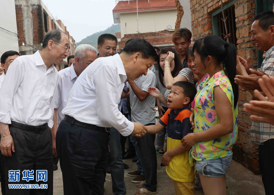6月8日至10日，中共中央政治局常委、中央書記處書記劉云山在福建調(diào)研。這是6月9日，劉云山在福安市溪邳村走訪群眾家庭。新華社記者 劉衛(wèi)兵 攝