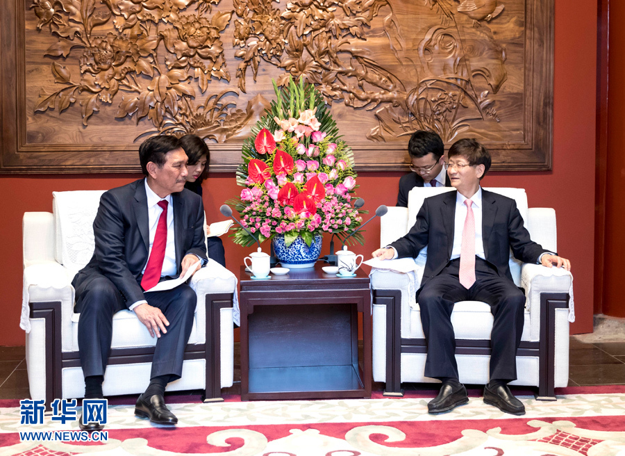 6月15日，中共中央政治局委員、中央政法委書記孟建柱在北京會見印尼總統(tǒng)特使、海洋統(tǒng)籌部長盧胡特。   新華社記者 丁海濤攝