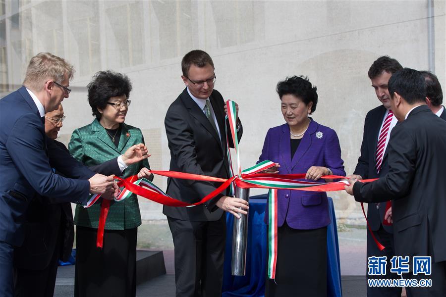 6月18日，在匈牙利布達(dá)佩斯，中國國務(wù)院副總理劉延?xùn)|在考察匈牙利塞梅爾維斯醫(yī)科大學(xué)時(shí)為健康學(xué)院新教學(xué)樓奠基。中國國務(wù)院副總理劉延?xùn)|18日在布達(dá)佩斯考察匈牙利塞梅爾維斯醫(yī)科大學(xué)并出席中匈中醫(yī)藥教育合作系列活動(dòng)。 新華社發(fā)（弗爾季&middot;奧蒂洛攝） 