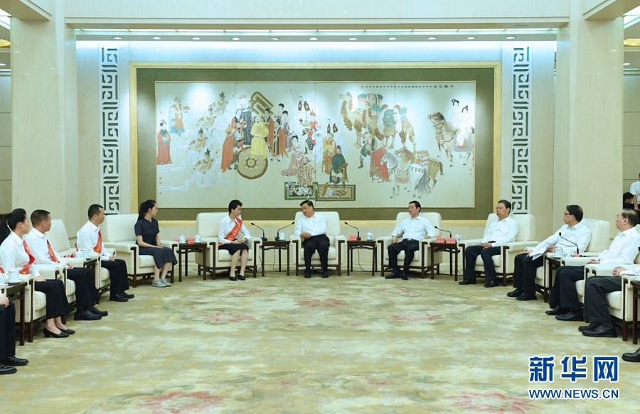 6月21日，廖俊波同志先進(jìn)事跡報(bào)告會(huì)在北京人民大會(huì)堂舉行。報(bào)告會(huì)前，中共中央政治局常委、中央書記處書記劉云山會(huì)見報(bào)告團(tuán)成員，代表習(xí)近平總書記，代表黨中央，向廖俊波同志家屬表示親切慰問，并頒發(fā)黨中央追授廖俊波同志&ldquo;全國優(yōu)秀共產(chǎn)黨員&rdquo;證書、獎(jiǎng)?wù)隆Ｐ氯A社記者 饒愛民 攝