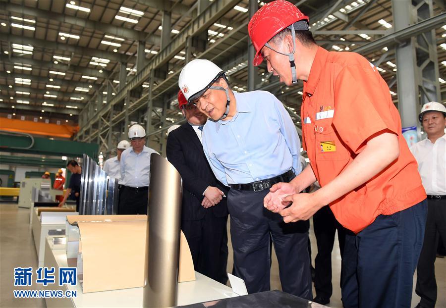 6月22日至24日，中共中央政治局常委、中央書記處書記劉云山在遼寧調(diào)研。這是6月22日，劉云山在營口市忠旺鋁業(yè)公司調(diào)研。 新華社記者張鐸 攝