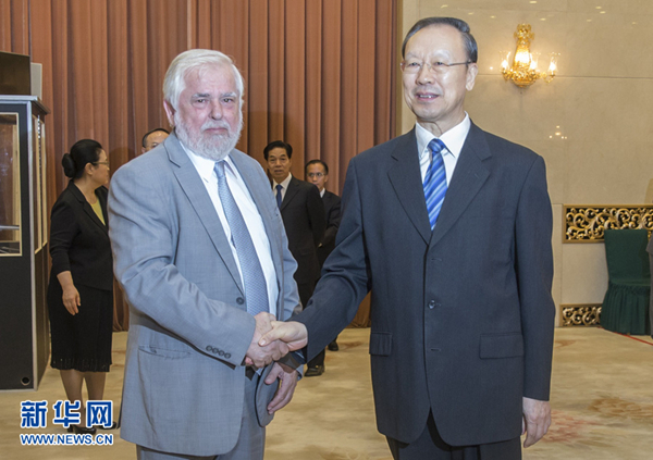 6月28日，中共中央書記處書記、全國政協(xié)副主席、中國經(jīng)濟(jì)社會(huì)理事會(huì)主席杜青林在北京會(huì)見歐盟經(jīng)濟(jì)社會(huì)委員會(huì)主席達(dá)西斯。 新華社記者 崔新鈺 攝