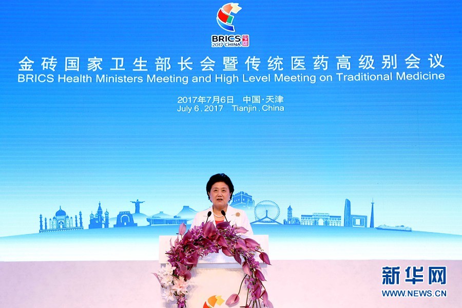 7月6日，金磚國家衛(wèi)生部長會暨傳統(tǒng)醫(yī)藥高級別會議在天津開幕。國家主席習(xí)近平發(fā)來賀信，對會議召開表示祝賀。國務(wù)院副總理劉延?xùn)|在開幕式上宣讀習(xí)近平的賀信并發(fā)表主旨演講。新華社記者 張玉薇 攝