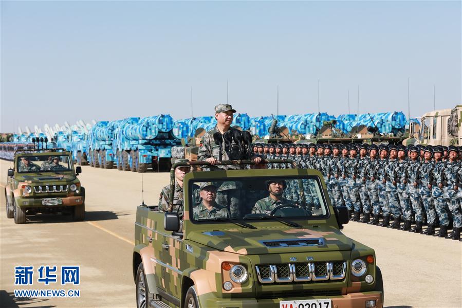 7月30日上午，慶祝中國(guó)人民解放軍建軍90周年閱兵在朱日和聯(lián)合訓(xùn)練基地隆重舉行。中共中央總書(shū)記、國(guó)家主席、中央軍委主席習(xí)近平檢閱部隊(duì)并發(fā)表重要講話(huà)。這是習(xí)近平乘車(chē)檢閱部隊(duì)。新華社記者 李剛 攝