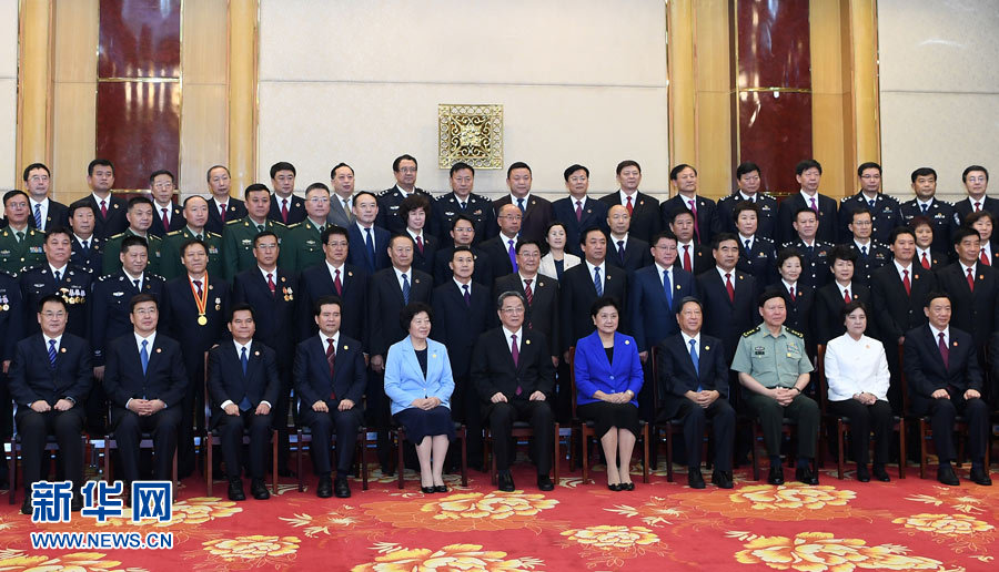 8月7日，中共中央政治局常委、全國政協(xié)主席、中央代表團團長俞正聲率代表團部分成員分別赴內(nèi)蒙古軍區(qū)、武警內(nèi)蒙古總隊、武警內(nèi)蒙古森林總隊慰問，并會見自治區(qū)政法干警代表。這是俞正聲會見自治區(qū)政法干警代表并合影。新華社記者 張領(lǐng) 攝