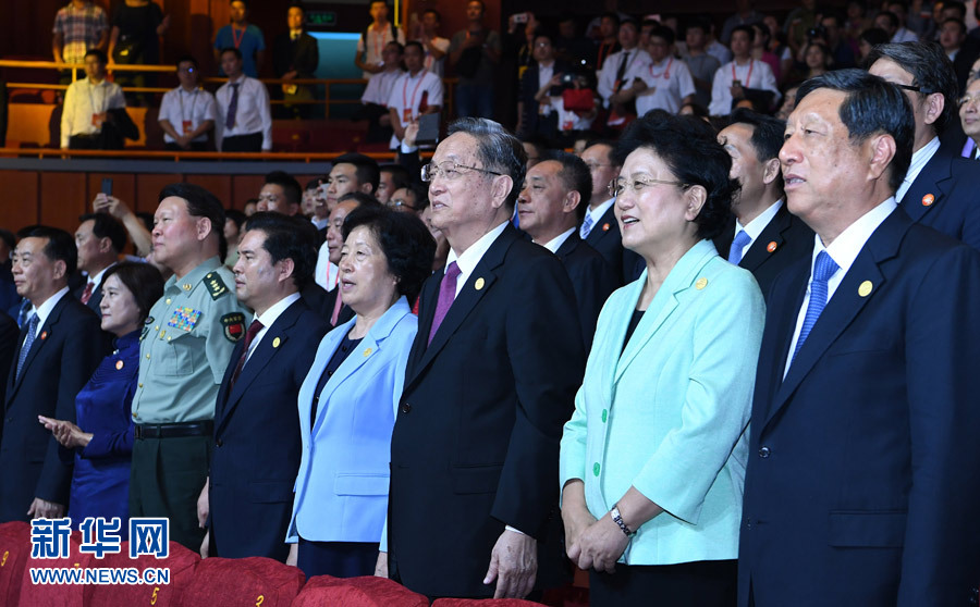 8月7日，慶祝內(nèi)蒙古自治區(qū)成立70周年文藝晚會《贊歌》在內(nèi)蒙古烏蘭恰特大劇院舉行。中共中央政治局常委、全國政協(xié)主席、中央代表團團長俞正聲和各族各界干部群眾等共約1300人觀看演出。新華社記者 張領 攝