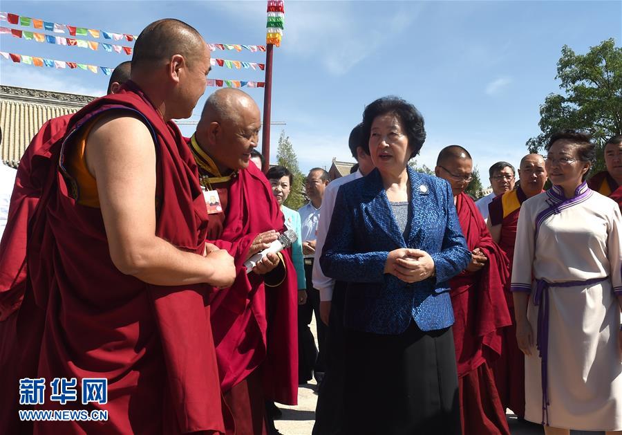 8月10日，中共中央政治局委員、中央統(tǒng)戰(zhàn)部部長、中央代表團副團長孫春蘭率中央代表團三分團繼續(xù)在內(nèi)蒙古自治區(qū)阿拉善盟看望慰問，把以習近平同志為核心的黨中央的親切關(guān)懷和全國各族人民的美好祝福帶給阿拉善各族各界干部群眾。這是孫春蘭在佛教寺廟延福寺考察。新華社記者 任軍川 攝