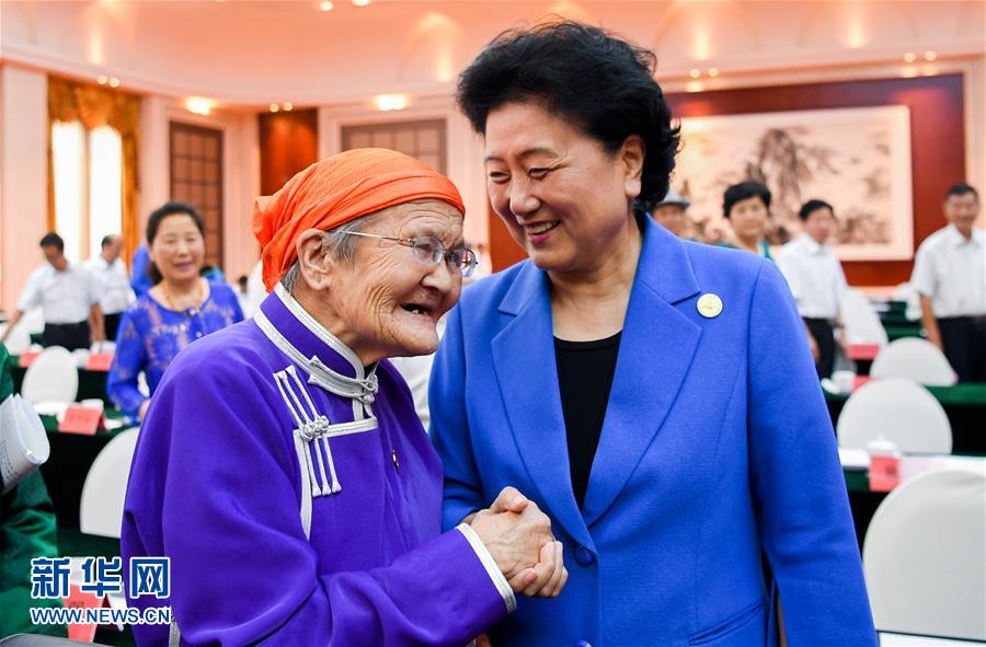 8月11日，中共中央政治局委員、國務(wù)院副總理、中央代表團副團長劉延?xùn)|率中央代表團二分團，看望慰問烏蘭察布各族干部群眾，轉(zhuǎn)達以習(xí)近平同志為核心的黨中央的親切關(guān)懷和全國人民的美好祝愿。這是劉延?xùn)|在出席烏蘭察布市慶祝內(nèi)蒙古自治區(qū)成立70周年座談會后，與&ldquo;草原母親&rdquo;都貴瑪親切交談。新華社記者 連振 攝