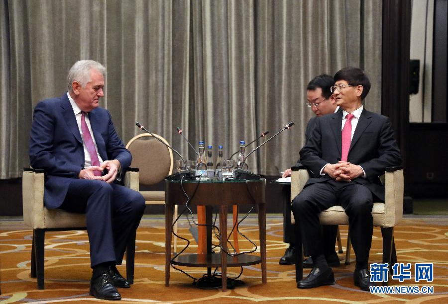 9月11日，在塞爾維亞首都貝爾格萊德，習(xí)近平主席特使、中共中央政治局委員、中央政法委書記孟建柱（右）會見塞爾維亞前總統(tǒng)尼科利奇（左）。新華社記者王慧娟攝