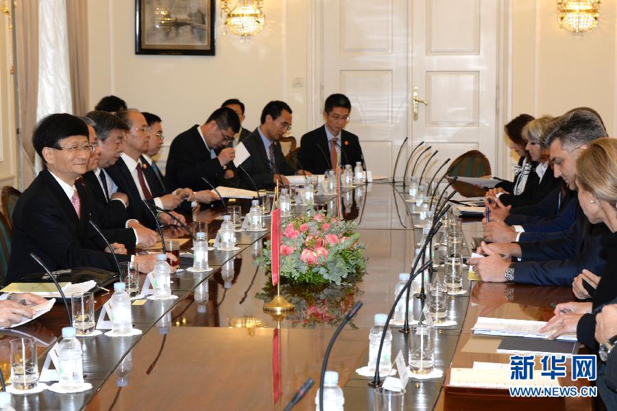 9月12日，克羅地亞總理普連科維奇（右二）在首都薩格勒布會見到訪的習(xí)近平主席特使、中共中央政治局委員、中央政法委書記孟建柱（左一）。新華社記者高磊攝