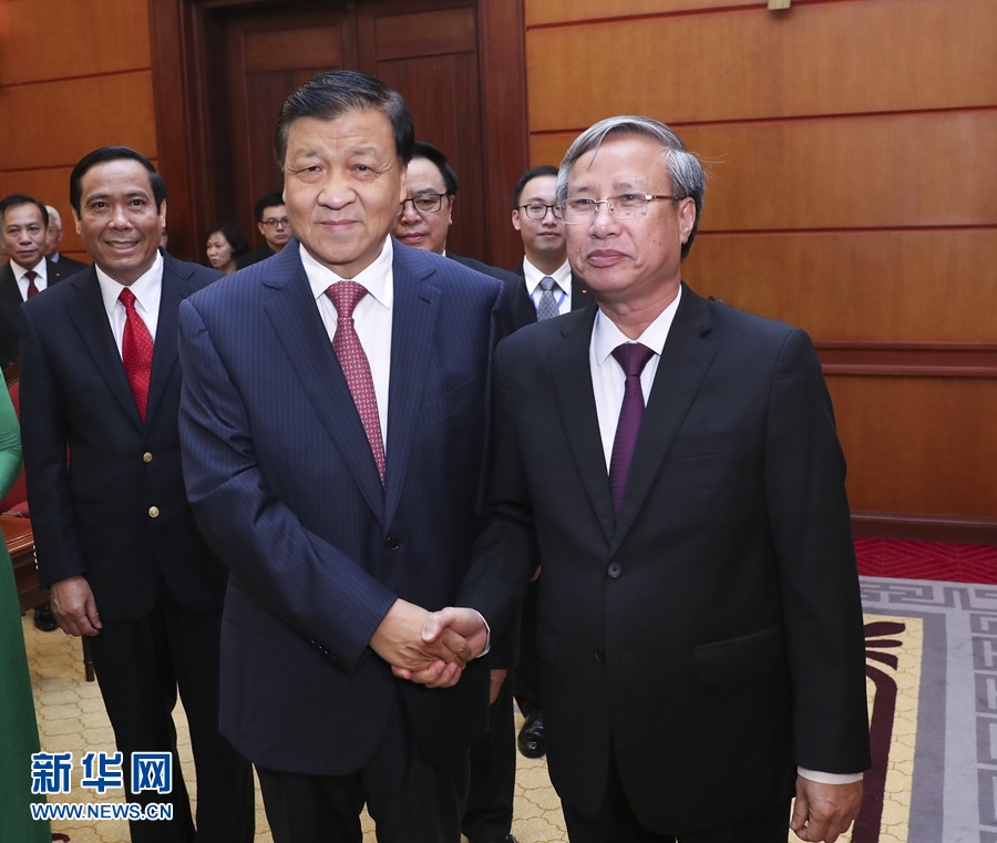 應(yīng)越南共產(chǎn)黨邀請，中共中央政治局常委、中央書記處書記劉云山9月18日至19日對越南進行正式訪問。這是9月18日，劉云山在河內(nèi)與越共中央政治局委員陳國旺舉行會談。 新華社記者 龐興雷 攝