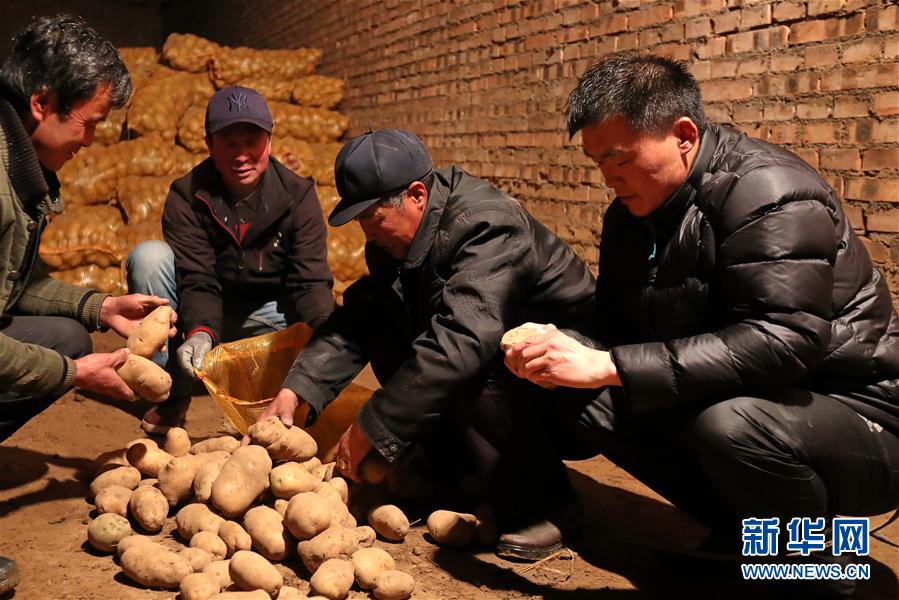 (十九大代表風(fēng)采·圖文互動)(1)“第一書記”房瑞標:呂梁鄉(xiāng)親“最親近的人”